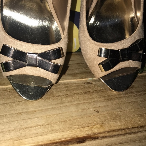 Delicious Tan Suede High Heels Gold Bows Size 10 - Picture 4 of 8